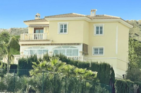 6 Bedroom Luxury Villa, Jacuzzi & heated pool 18 guests